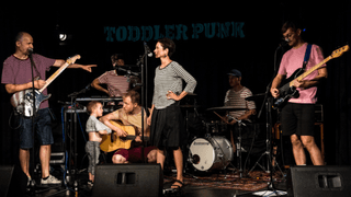 TODDLER PUNK v Záhrade